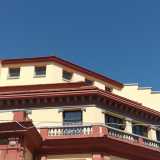 L�estremo Oriente emerge in particolari quali le pensiline in stile pagoda sottolineate da tegole rosse...